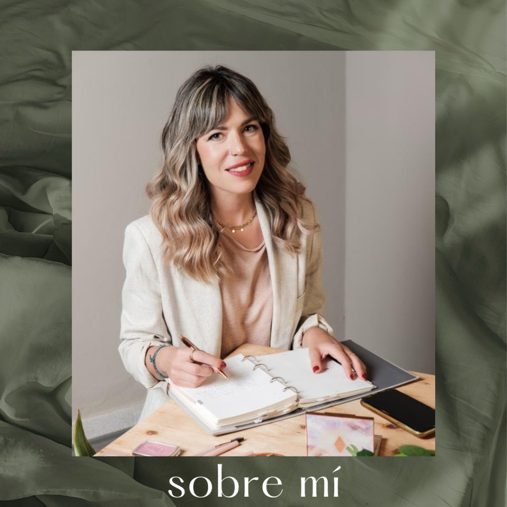 Foto de Cristina Gallardo maquilladora sonriendo con un cuaderno en las manos con el texto sobre mí.
